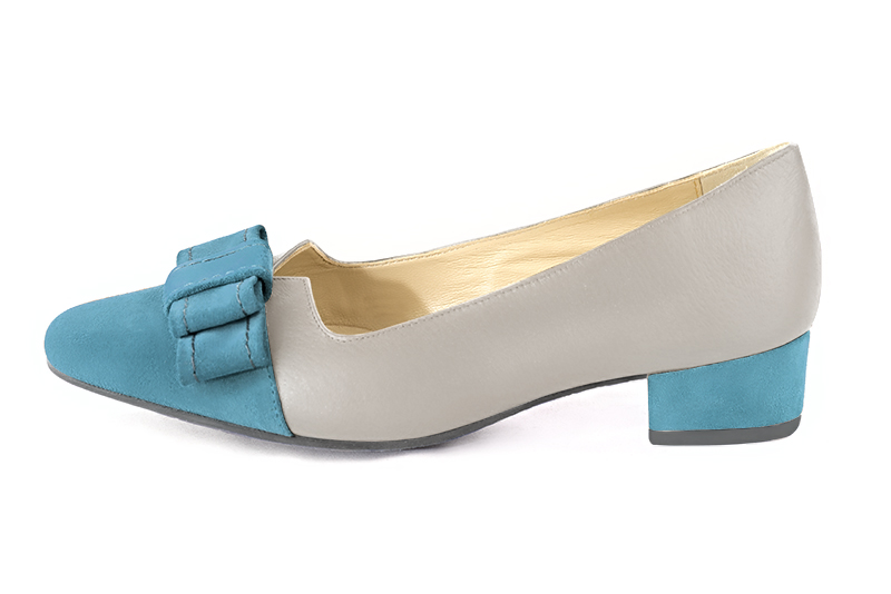 Peacock blue and pearl grey women's dress pumps, with a knot on the front. Round toe. Low block heels. Profile view - Florence KOOIJMAN